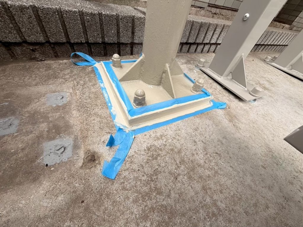 東京都江戸川区西葛西 自転車置き場鉄骨塗装 柱脚部シーリング 充填作業