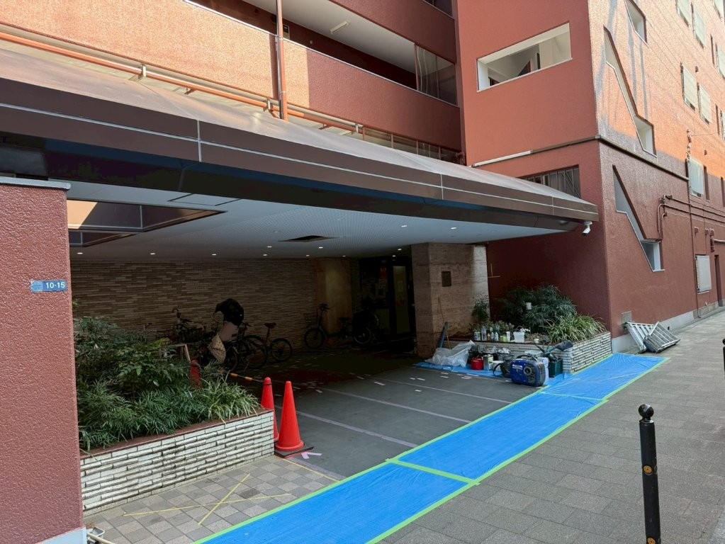 東京都北区赤羽 分譲マンション エントランス庇鉄部補修塗装工事 養生後全景