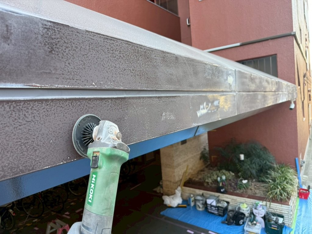 東京都北区赤羽 マンションエントランス庇鉄部補修塗装 ディスクケレン