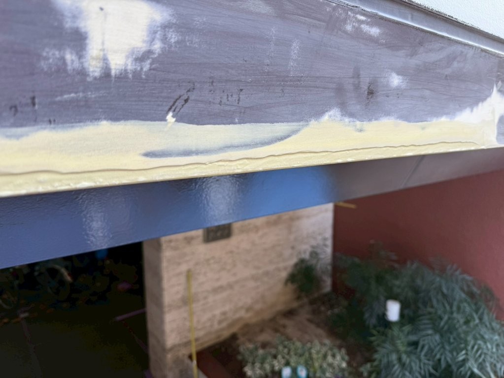 東京都北区赤羽 マンションエントランス庇鉄部補修塗装 パテ充填