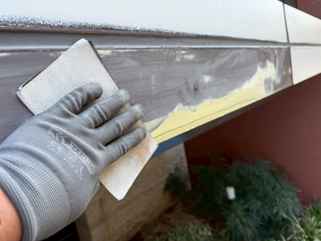 東京都北区赤羽 マンションエントランス庇鉄部補修塗装 パテ研磨