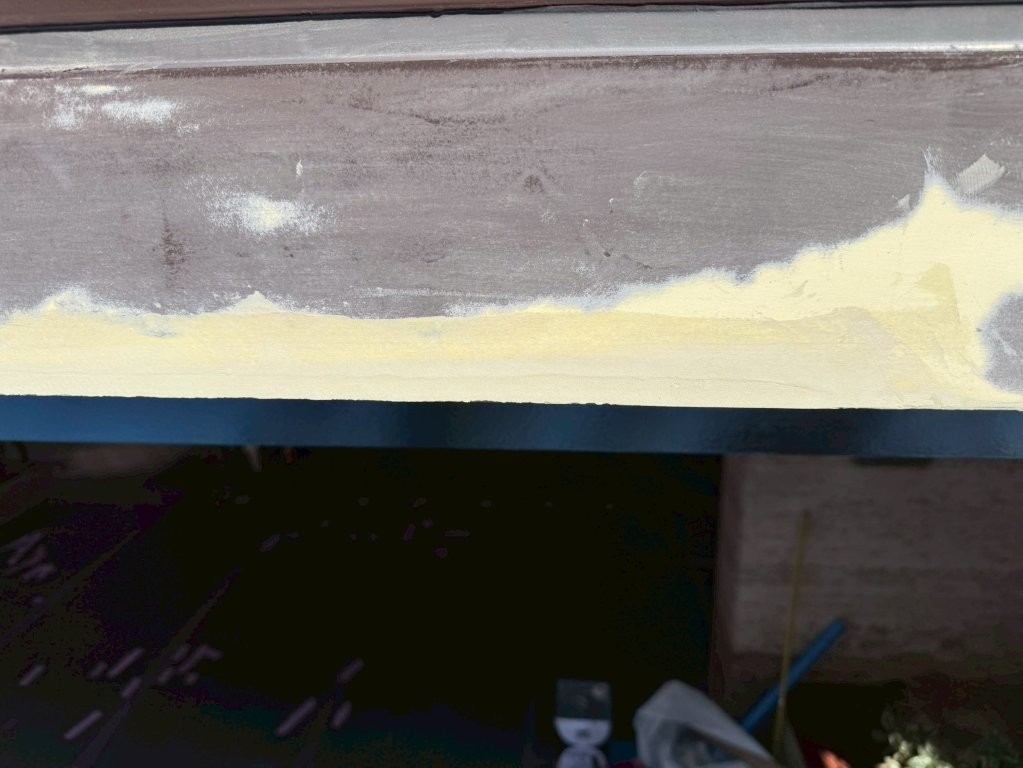 東京都北区赤羽 マンションエントランス庇鉄部補修塗装 パテ処理後