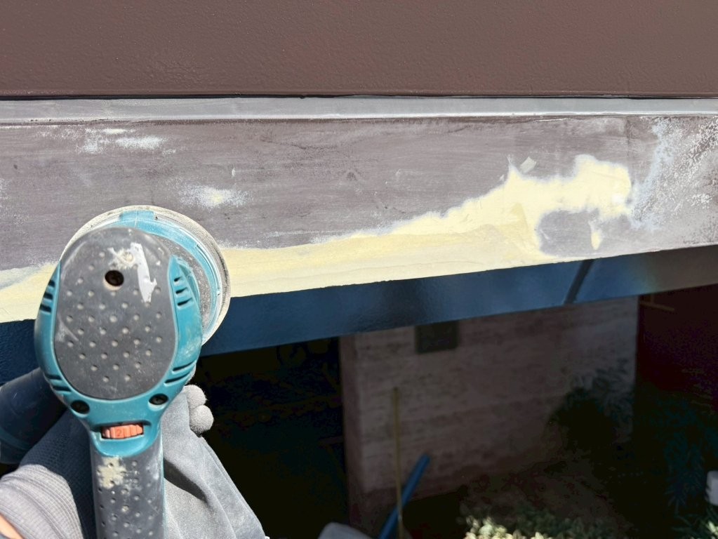 東京都北区赤羽 マンションエントランス庇鉄部補修塗装 下地調整面