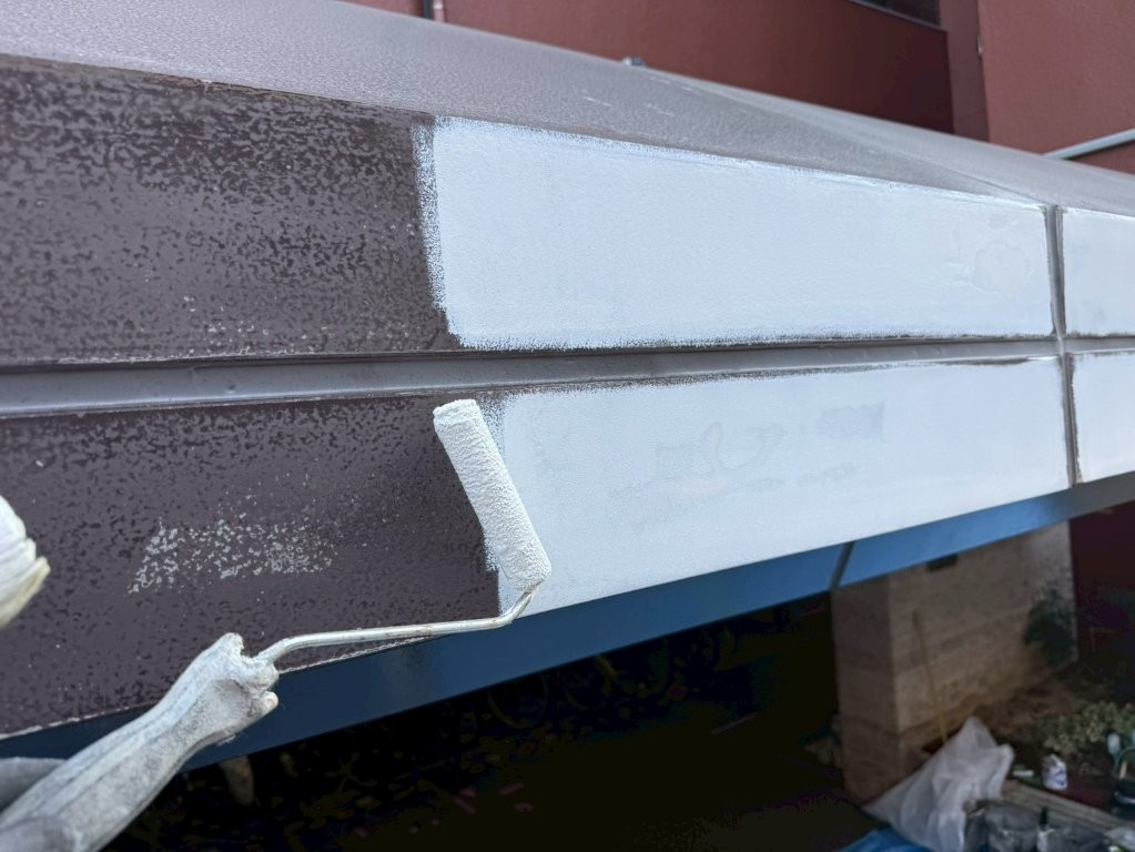 東京都北区赤羽 マンションエントランス庇鉄部補修塗装 錆止め塗装2回目