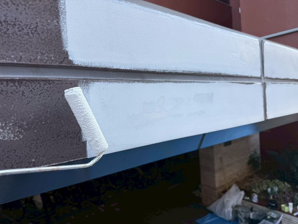 東京都北区赤羽 マンションエントランス庇鉄部補修塗装 錆止め塗装3回目