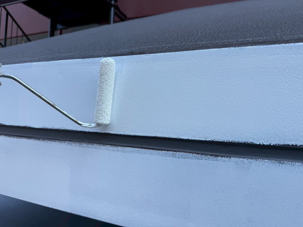 東京都北区赤羽 マンションエントランス庇鉄部補修塗装 錆止め塗装途中