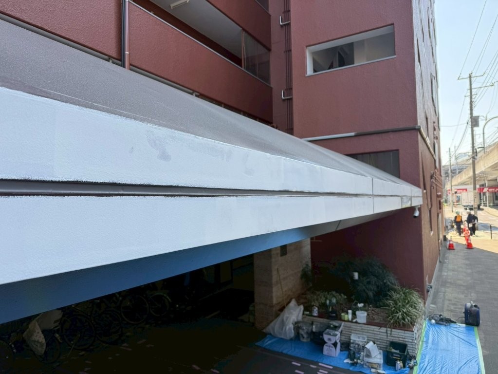 東京都北区赤羽 マンションエントランス庇鉄部補修塗装 錆止め塗装途中全景