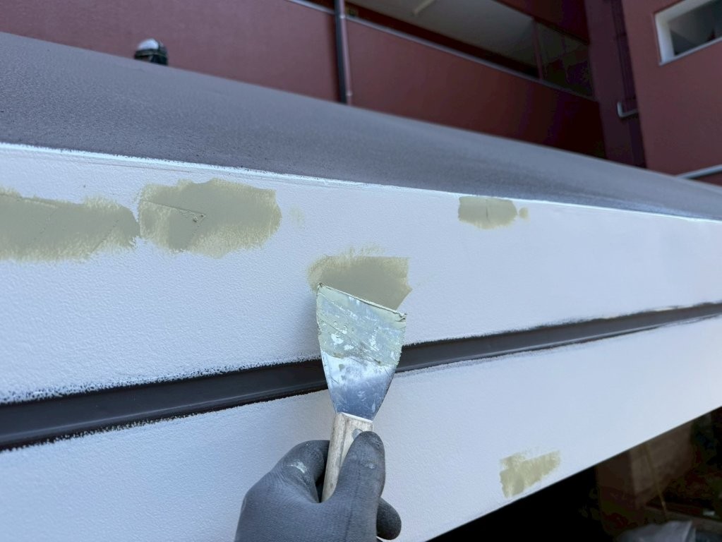 東京都北区赤羽 マンションエントランス庇鉄部補修塗装 下地パテ調整