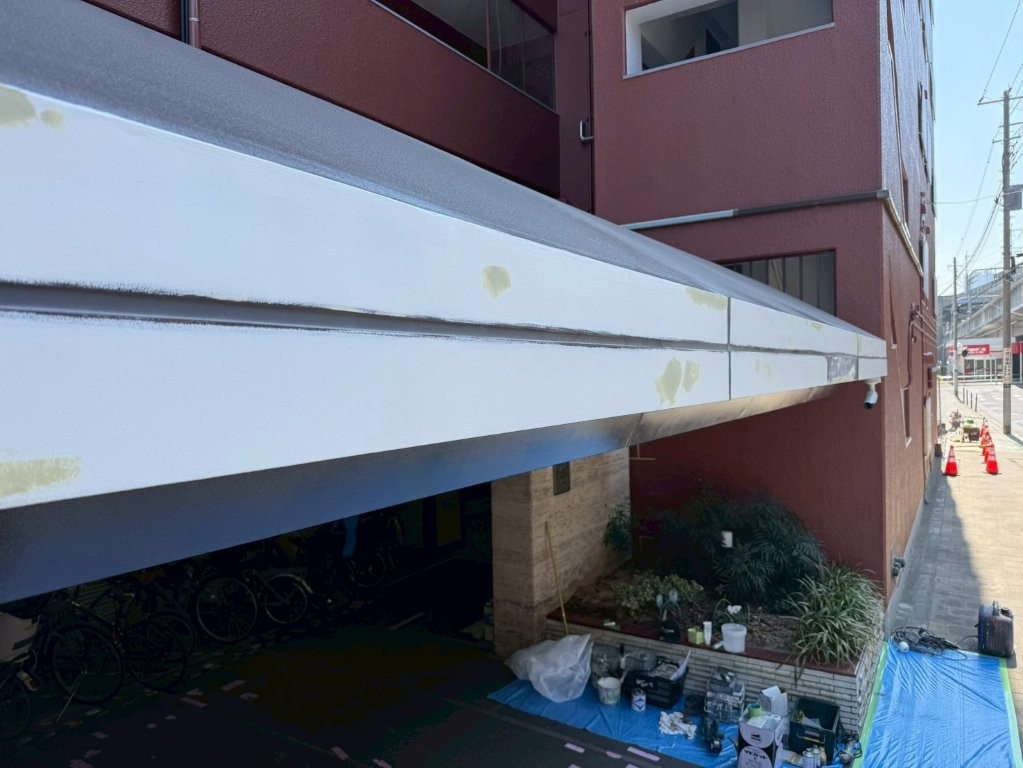 東京都北区赤羽 マンションエントランス庇鉄部補修塗装 錆止め完了