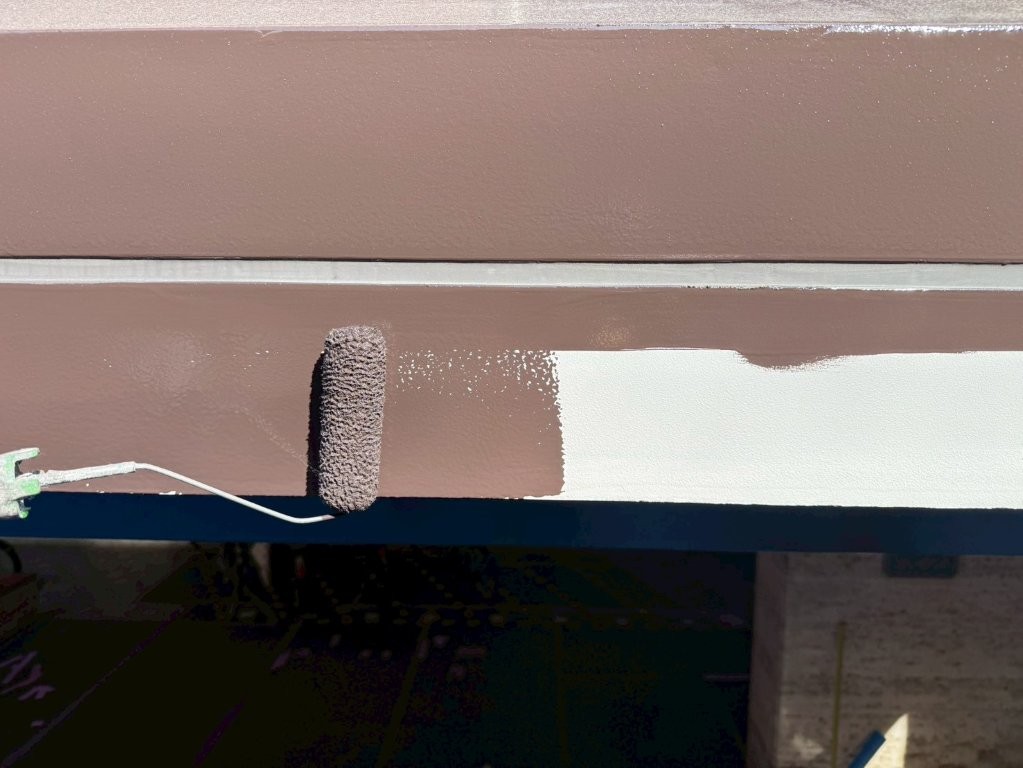 東京都北区赤羽 マンションエントランス庇鉄部補修塗装 上塗り1回目