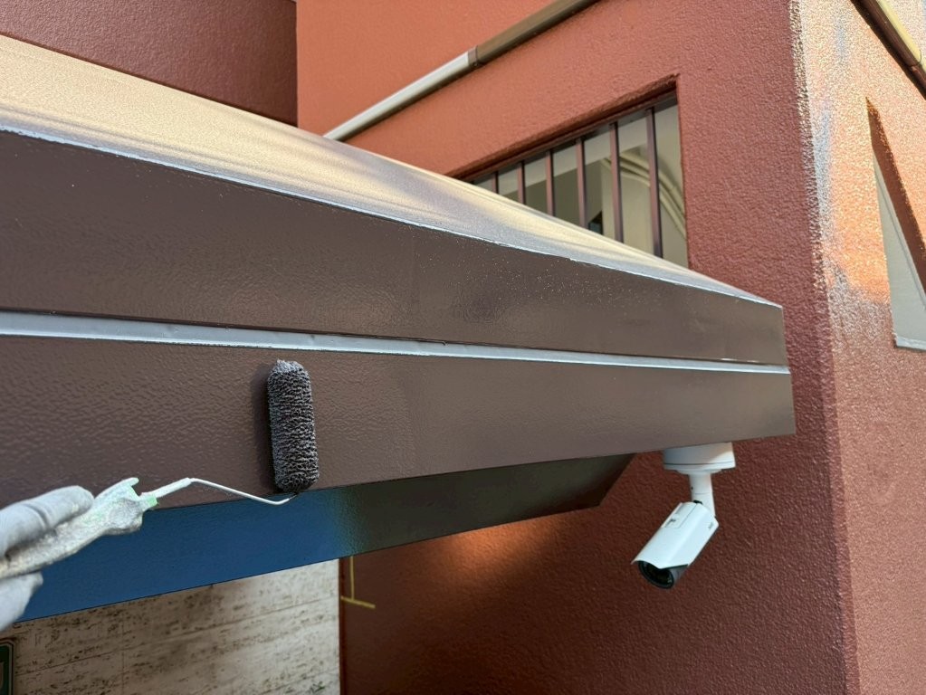 東京都北区赤羽 マンションエントランス庇鉄部補修塗装 上塗り2回目