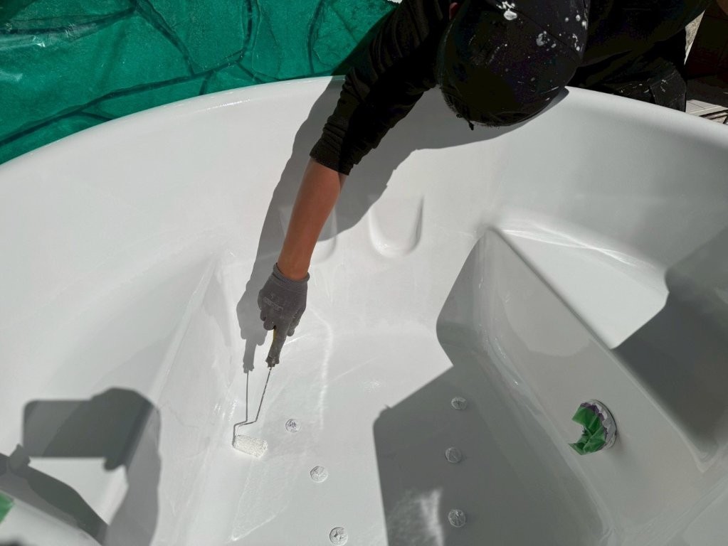 千葉県長生郡長生村 ホテル FRP浴槽再生塗装 1回目塗装
