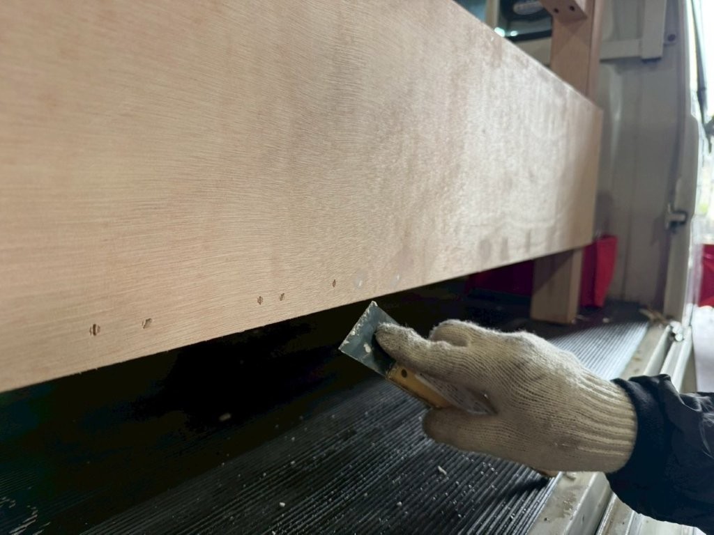 埼玉県三郷市 木工什器塗装工事 パテ処理