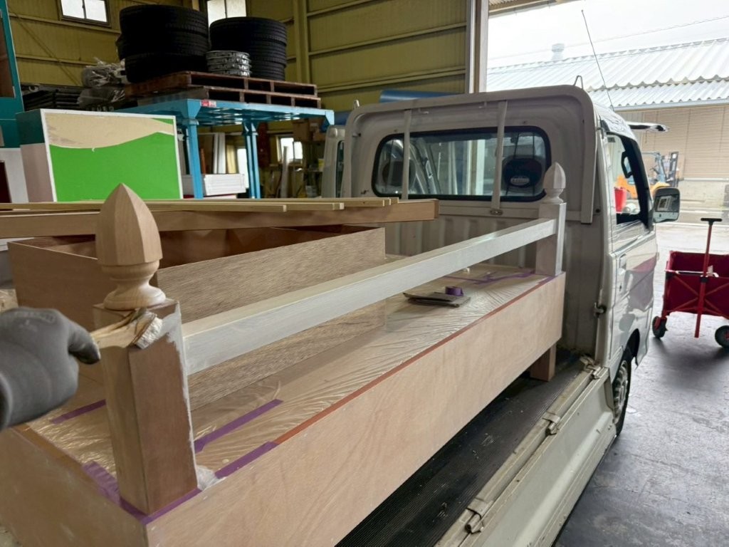 埼玉県三郷市 木工什器塗装工事 下塗り途中