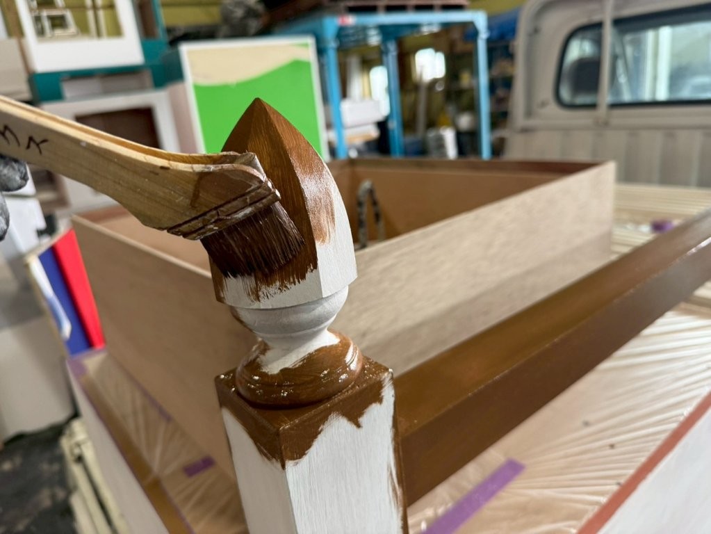 埼玉県三郷市 木工什器塗装工事 中塗り開始 装飾柱