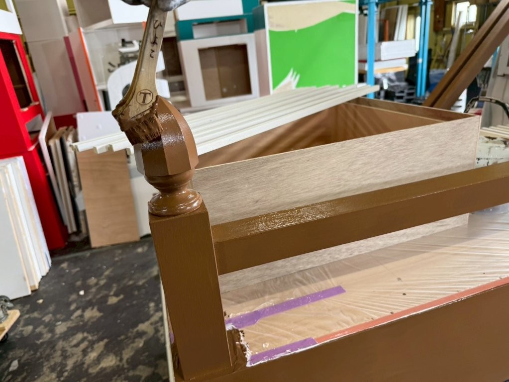 埼玉県三郷市 木工什器塗装工事 中塗り途中 刷毛塗り