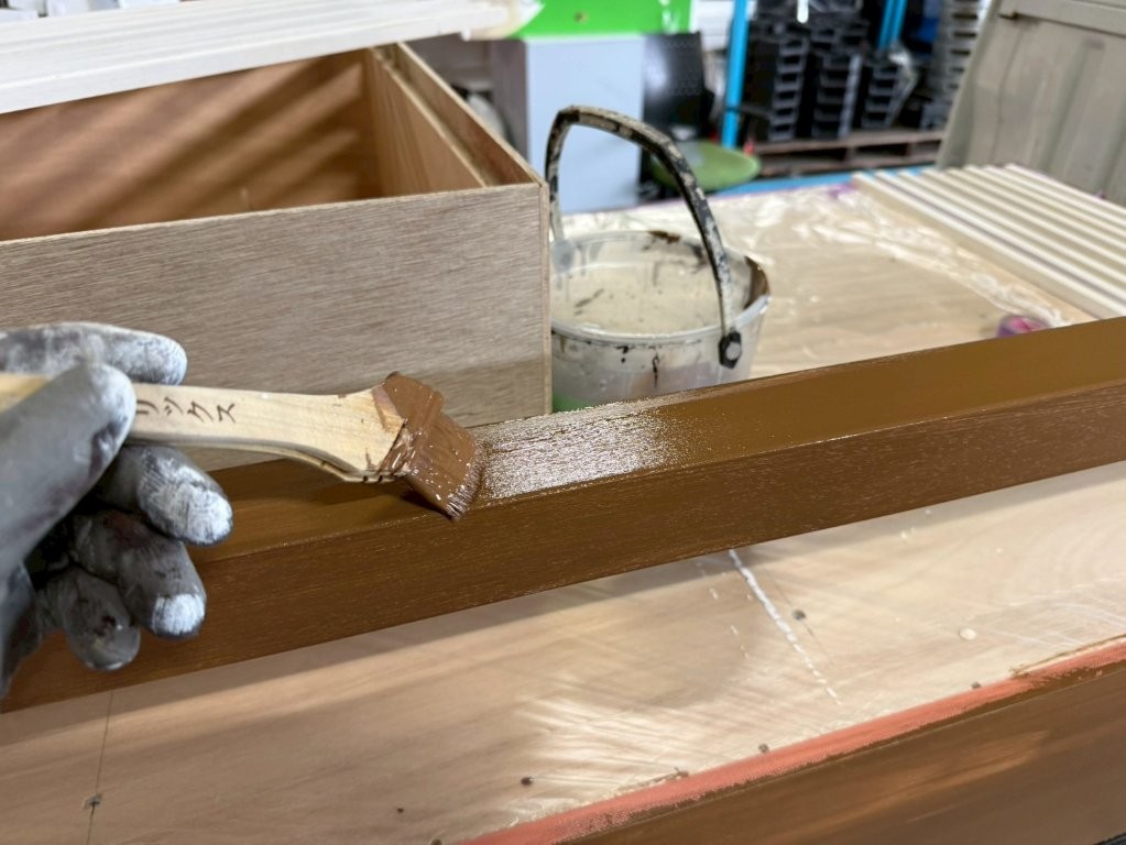 埼玉県三郷市 木工什器塗装工事 上塗り途中 全景