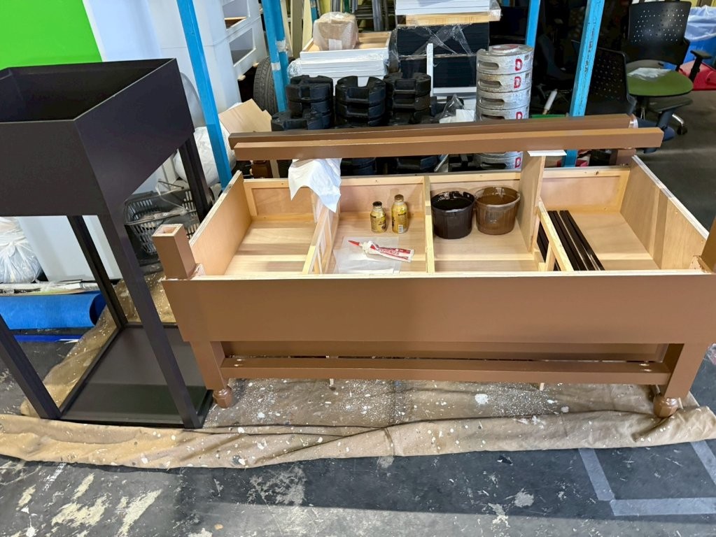 埼玉県三郷市 木工什器塗装工事 上塗り途中 装飾柱