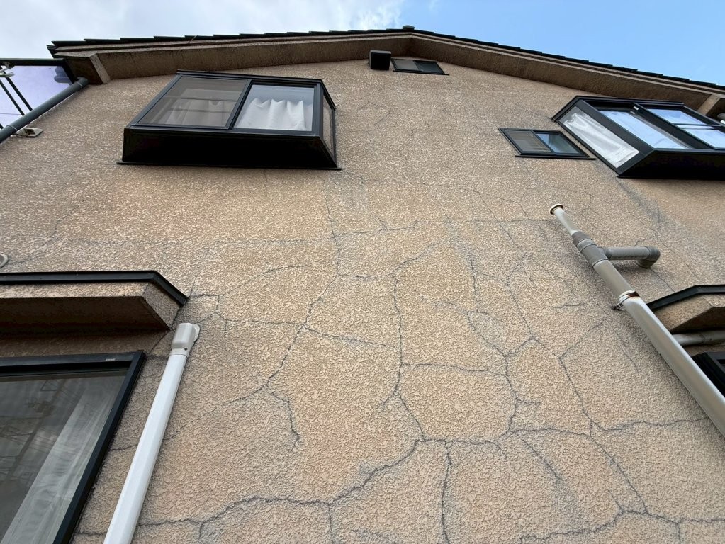 埼玉県三郷市高洲Y様邸 外壁全体に広がるクラックの確認