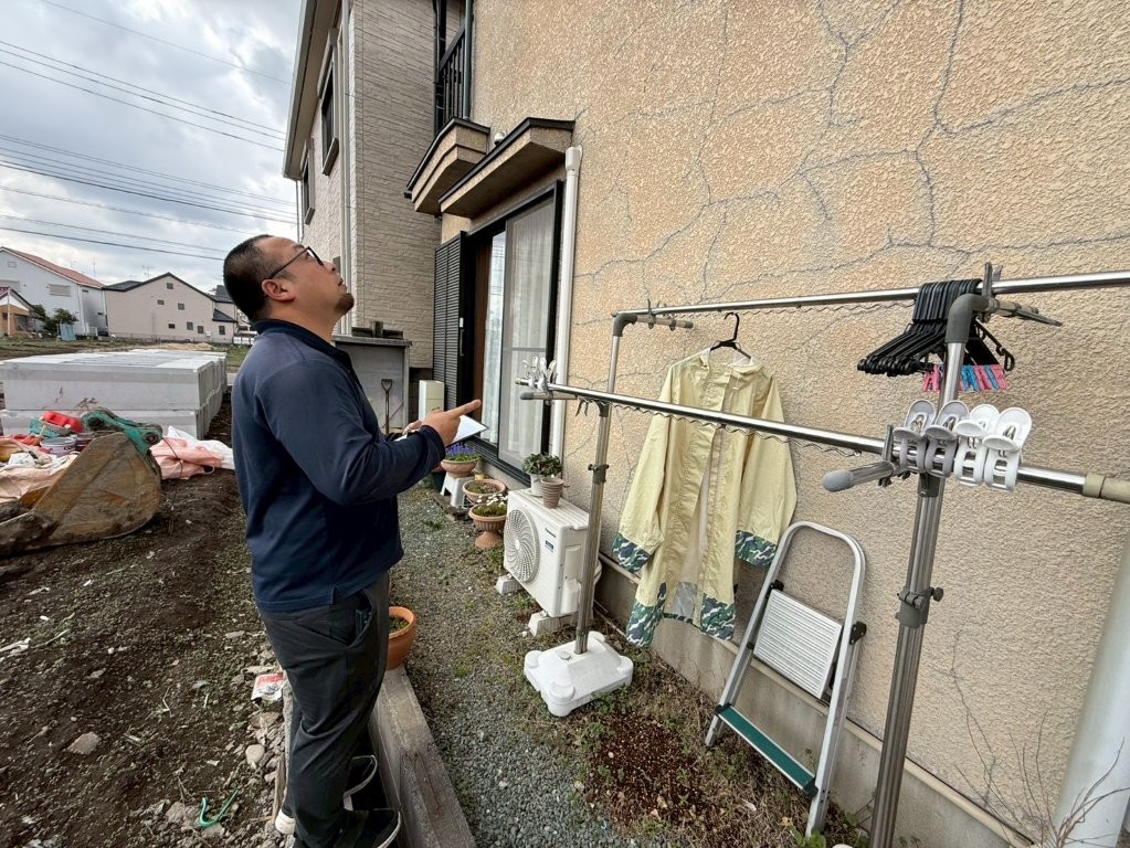埼玉県三郷市高洲Y様邸 別位置での外壁ひび割れ確認