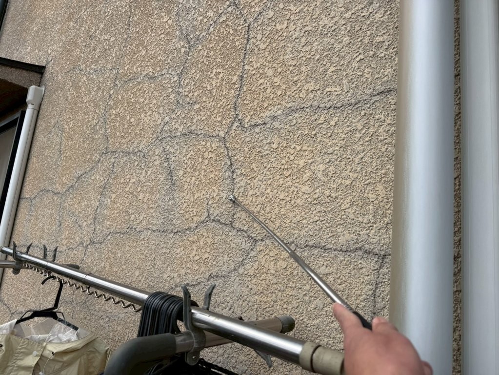 埼玉県三郷市高洲Y様邸 近接で確認した外壁クラックの状態