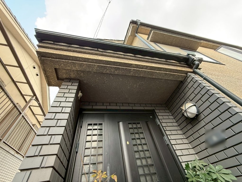 埼玉県三郷市高洲Y様邸 玄関まわりと庇の状態確認