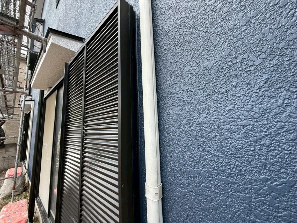 埼玉県三郷市高洲Y様邸 エアコン化粧カバー塗装前の色あせと汚れの状態