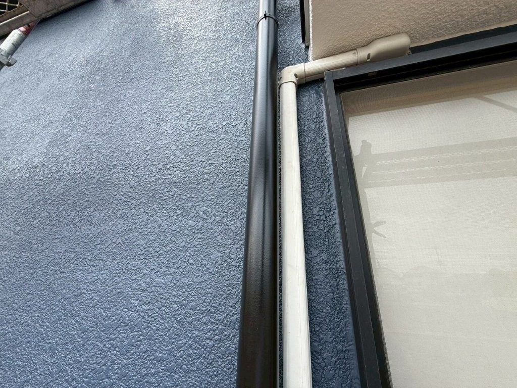 埼玉県三郷市高洲Y様邸 エアコン化粧カバーのケレン作業