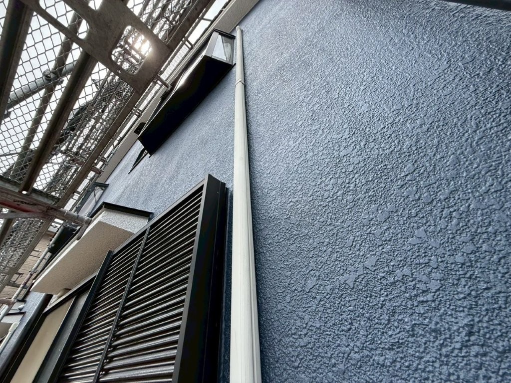 埼玉県三郷市高洲Y様邸 エアコン化粧カバーの中塗り塗装作業