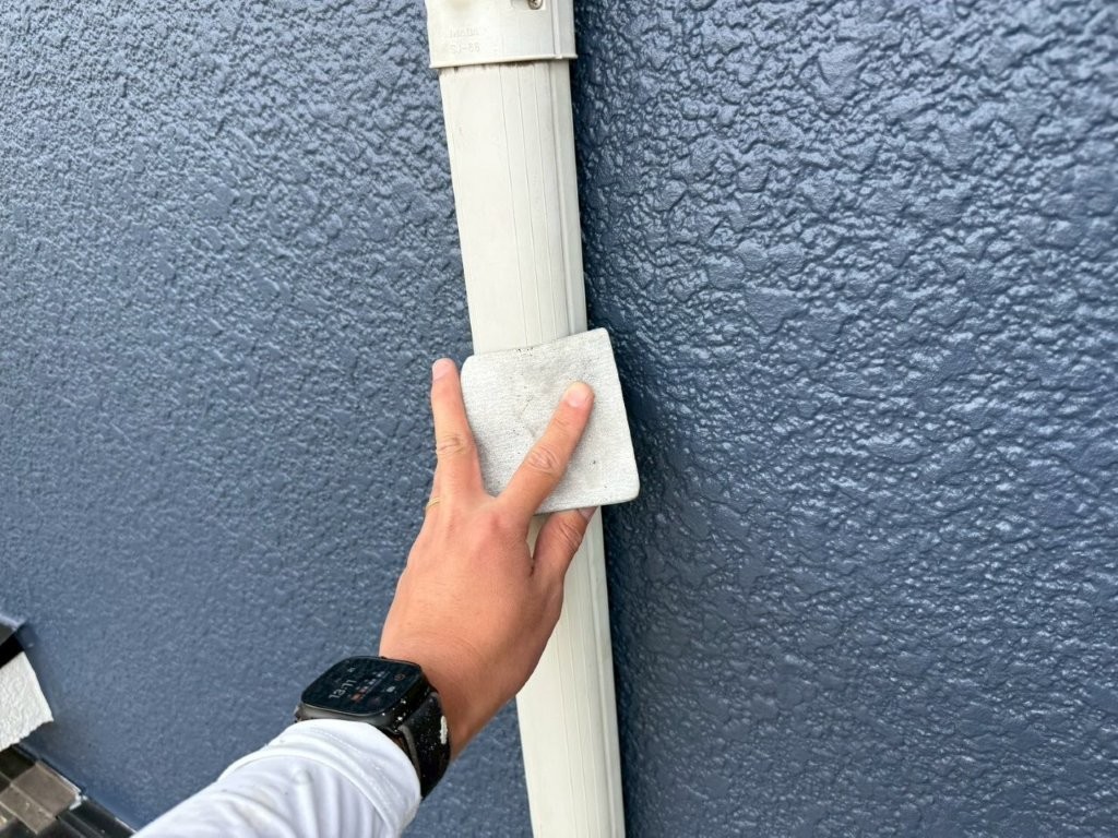 埼玉県三郷市高洲Y様邸 エアコン化粧カバーと外壁取り合い部の塗装作業