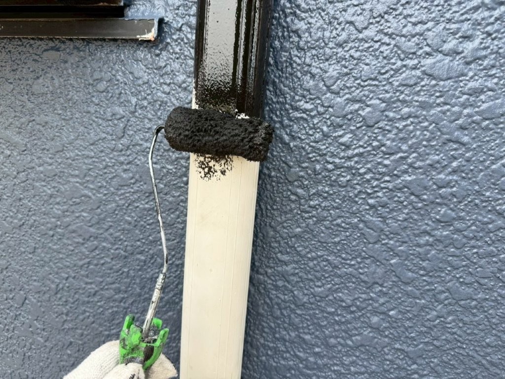 埼玉県三郷市高洲Y様邸 エアコン化粧カバーの上塗り塗装作業