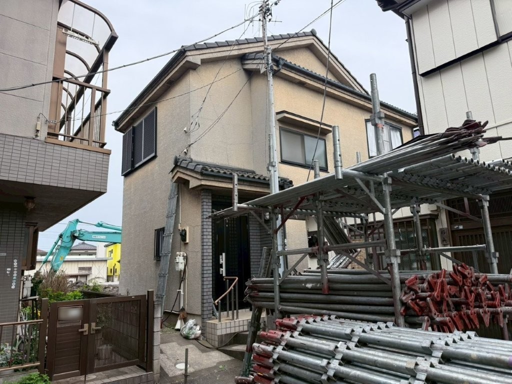 埼玉県三郷市高洲Y様邸 足場資材の搬入状況