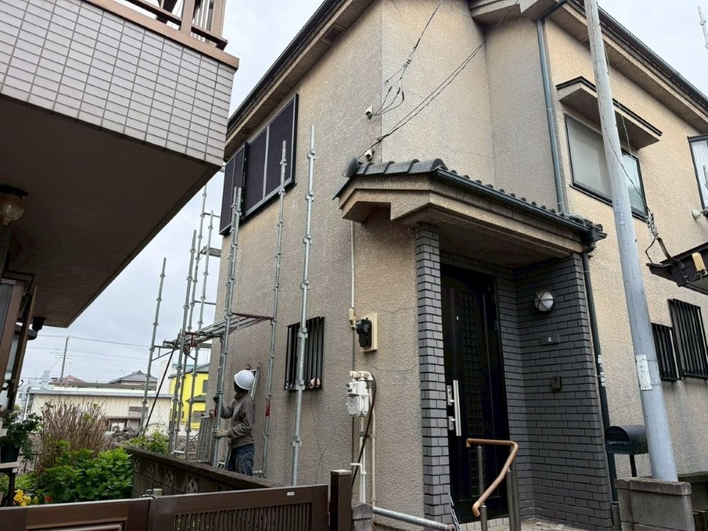 埼玉県三郷市高洲Y様邸 足場組立開始の様子