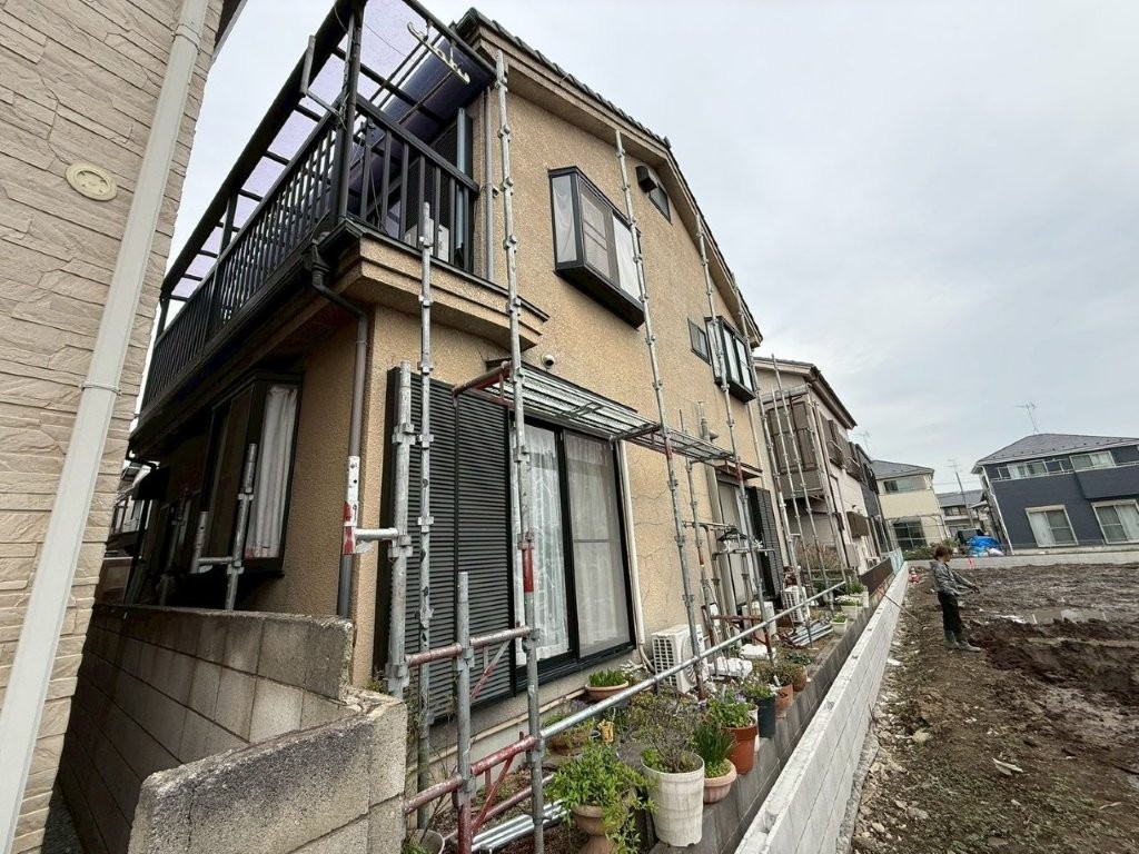 埼玉県三郷市高洲Y様邸 外壁面に沿った足場骨組み形成