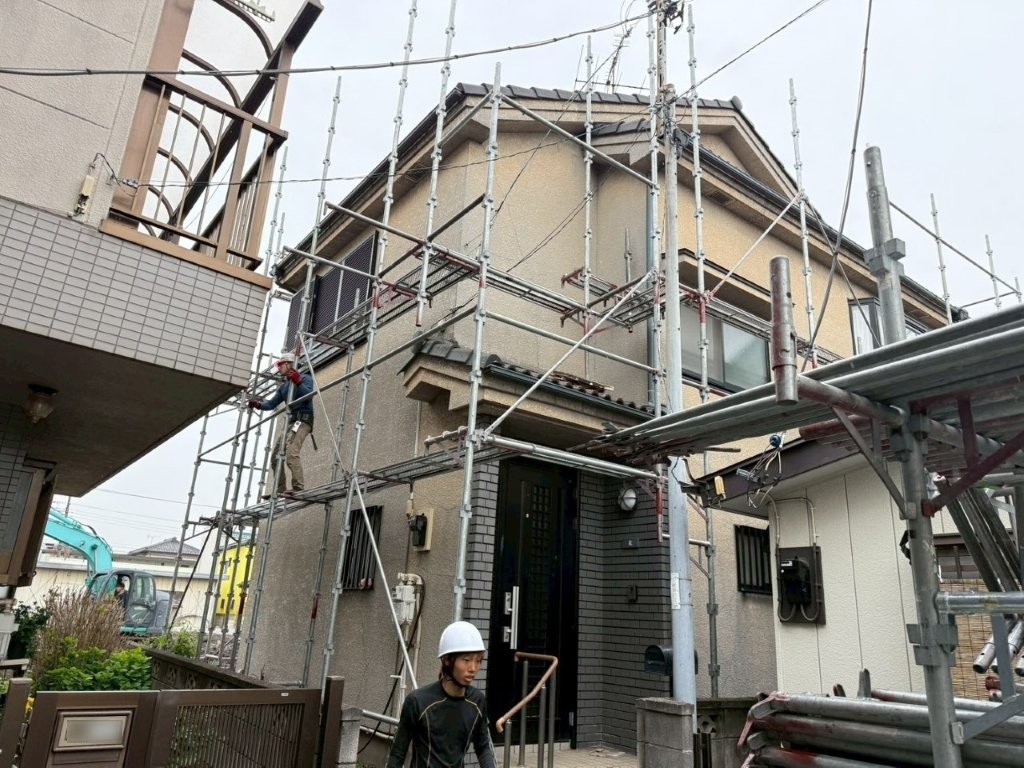 埼玉県三郷市高洲Y様邸 高所での足場組立作業