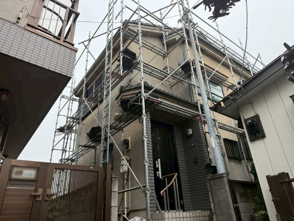 埼玉県三郷市高洲Y様邸 足場設置後の建物全景