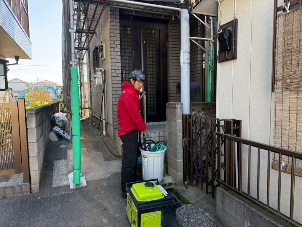 埼玉県三郷市高洲Y様邸 高圧洗浄作業前の機材設置状況