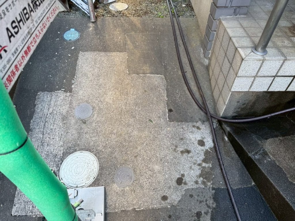 埼玉県三郷市高洲Y様邸 屋根の高圧洗浄作業