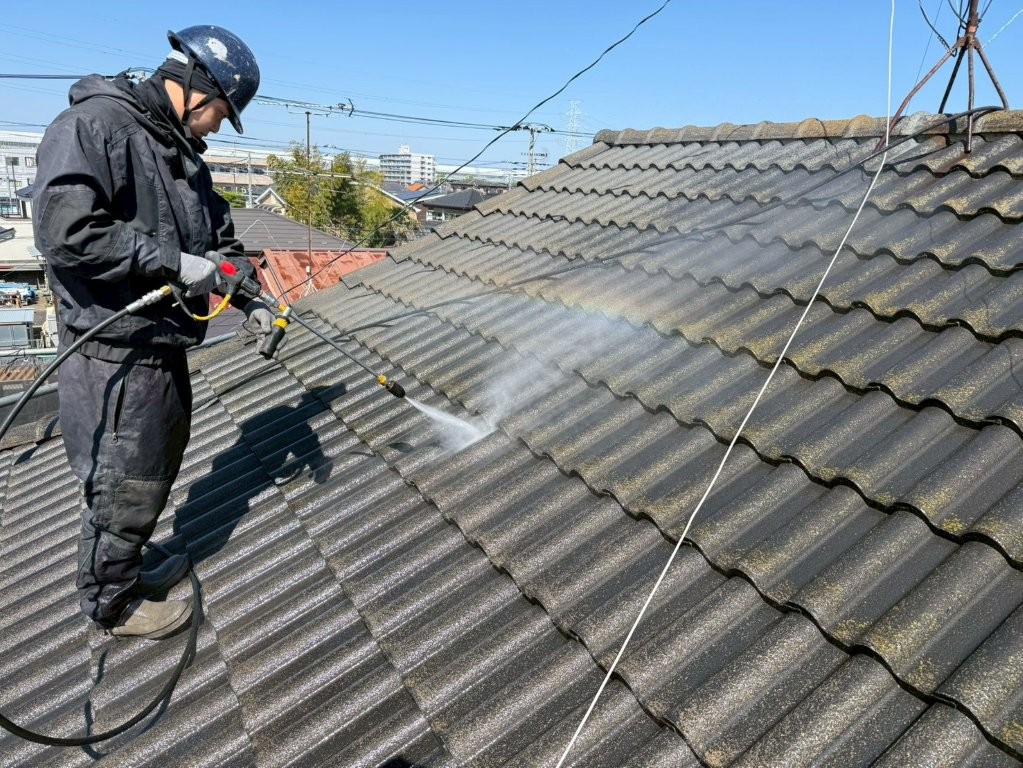 埼玉県三郷市高洲Y様邸 逆光下での屋根高圧洗浄作業