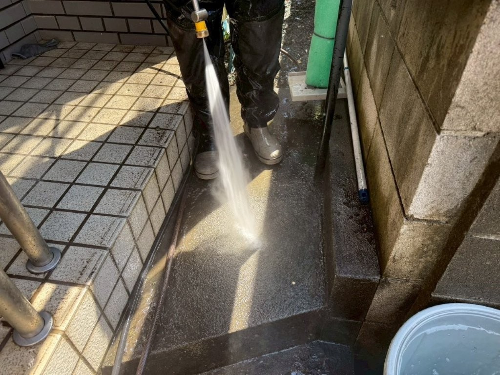庇や付帯部の高圧洗浄作業
