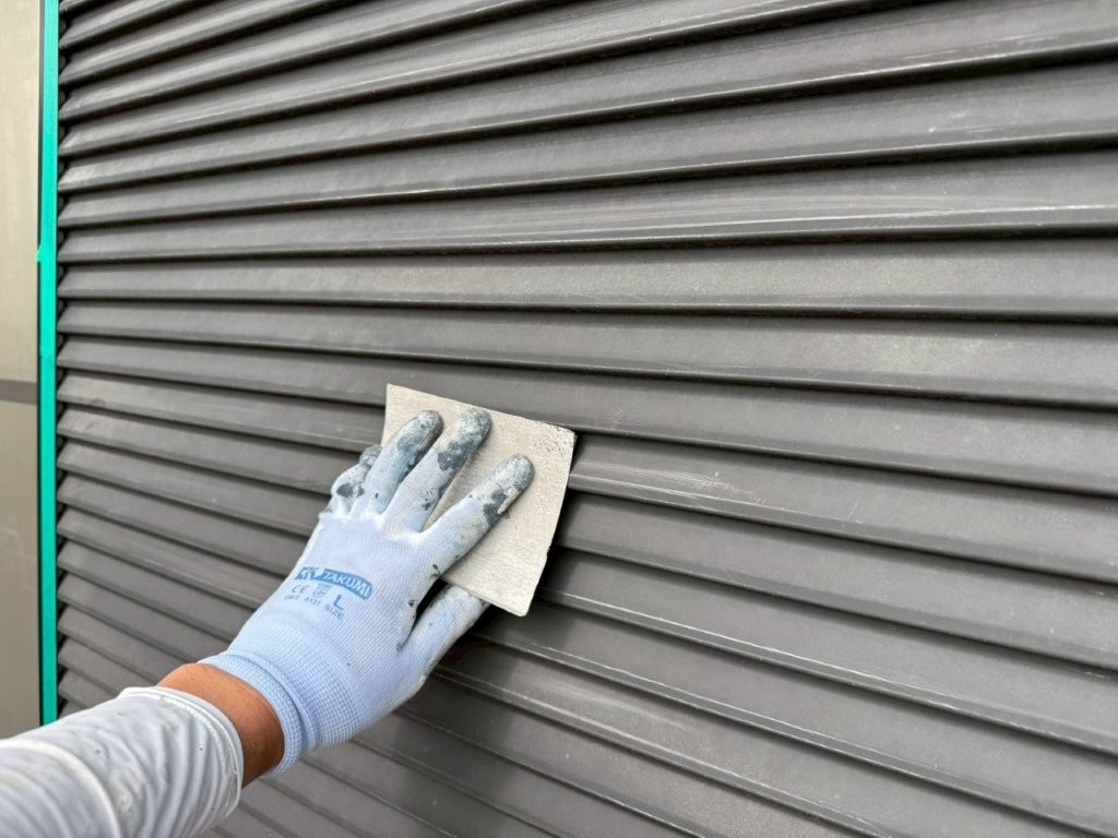 埼玉県三郷市高洲Y様邸雨戸のケレン作業