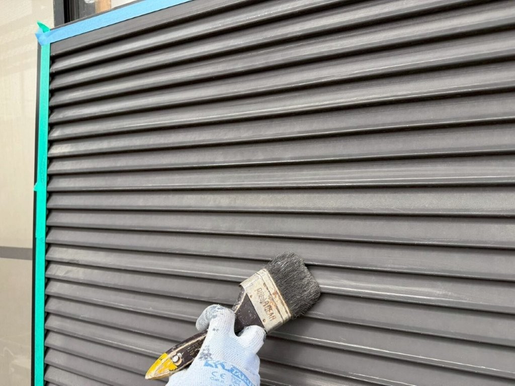 埼玉県三郷市高洲Y様邸 雨戸細部の刷毛塗り作業