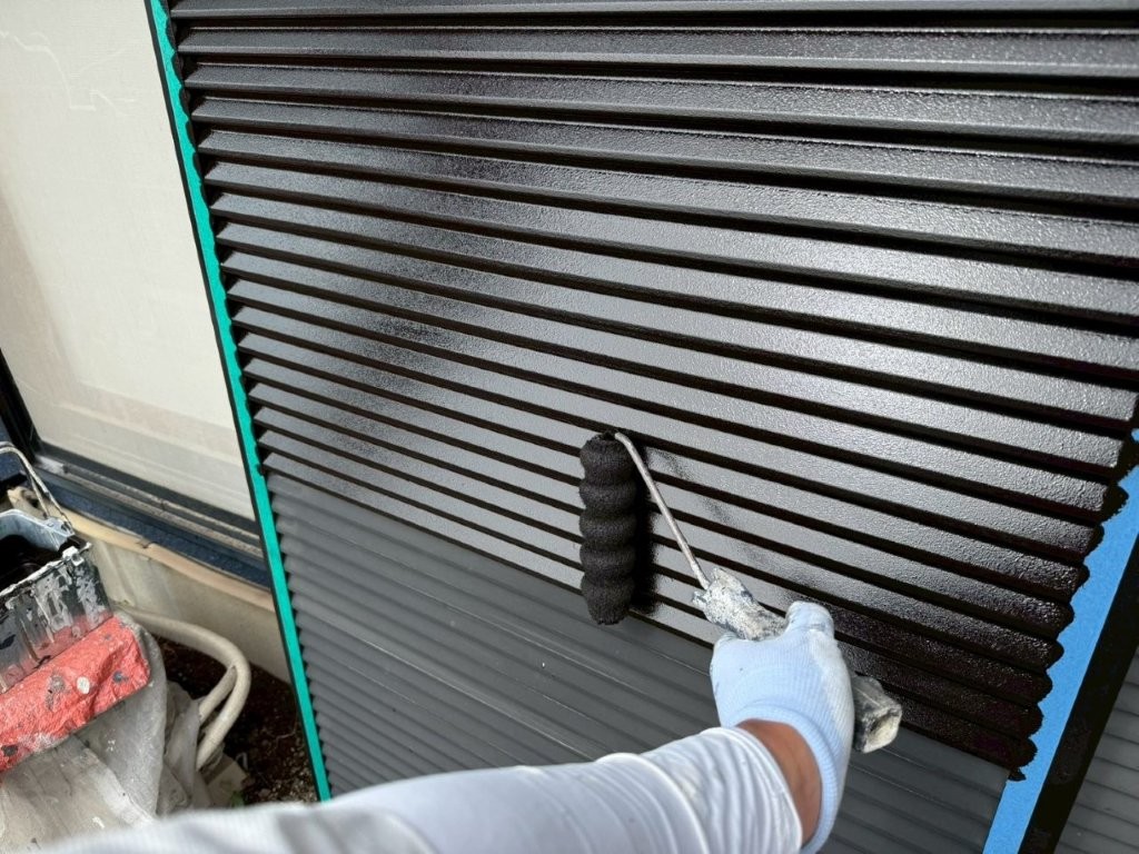 埼玉県三郷市高洲Y様邸 雨戸のローラー塗装作業