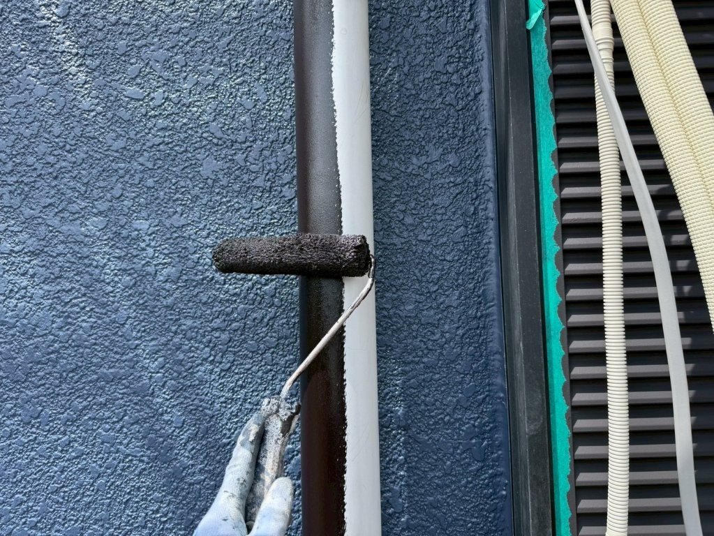 埼玉県三郷市高洲Y様邸 竪樋の中塗り塗装作業