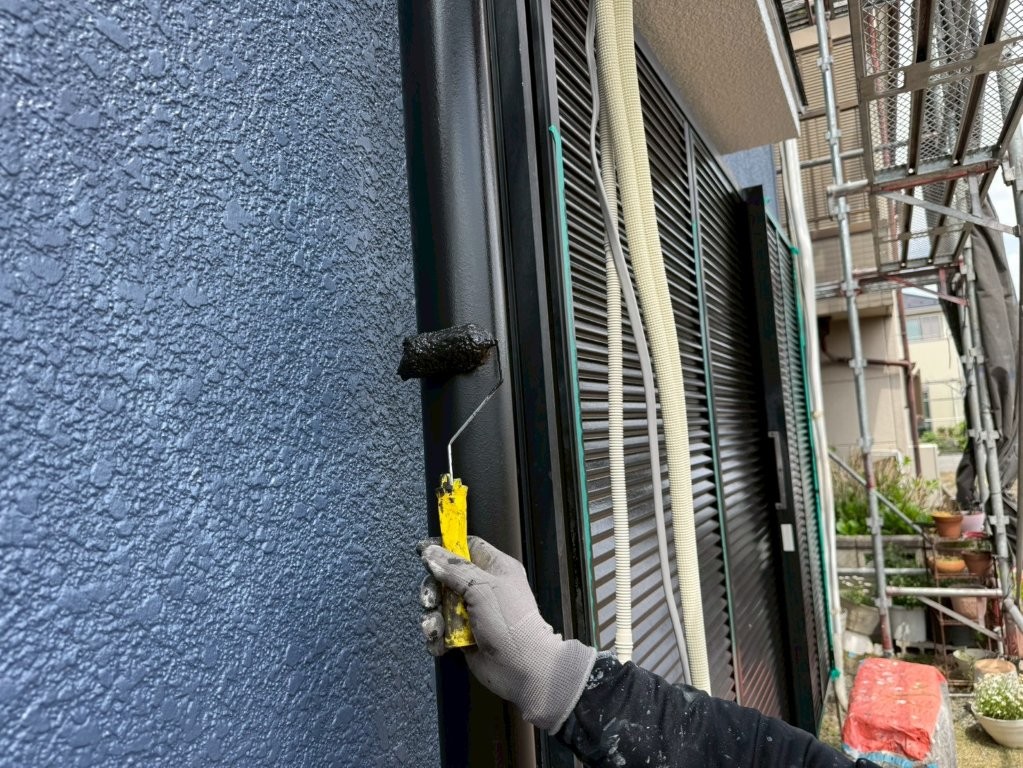 埼玉県三郷市高洲Y様邸 竪樋と外壁取り合い部の塗装作業