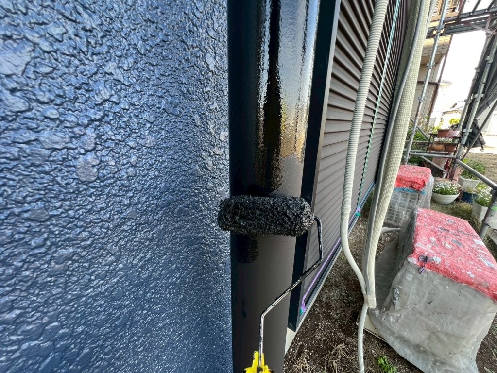 埼玉県三郷市高洲Y様邸 竪樋の上塗り塗装作業