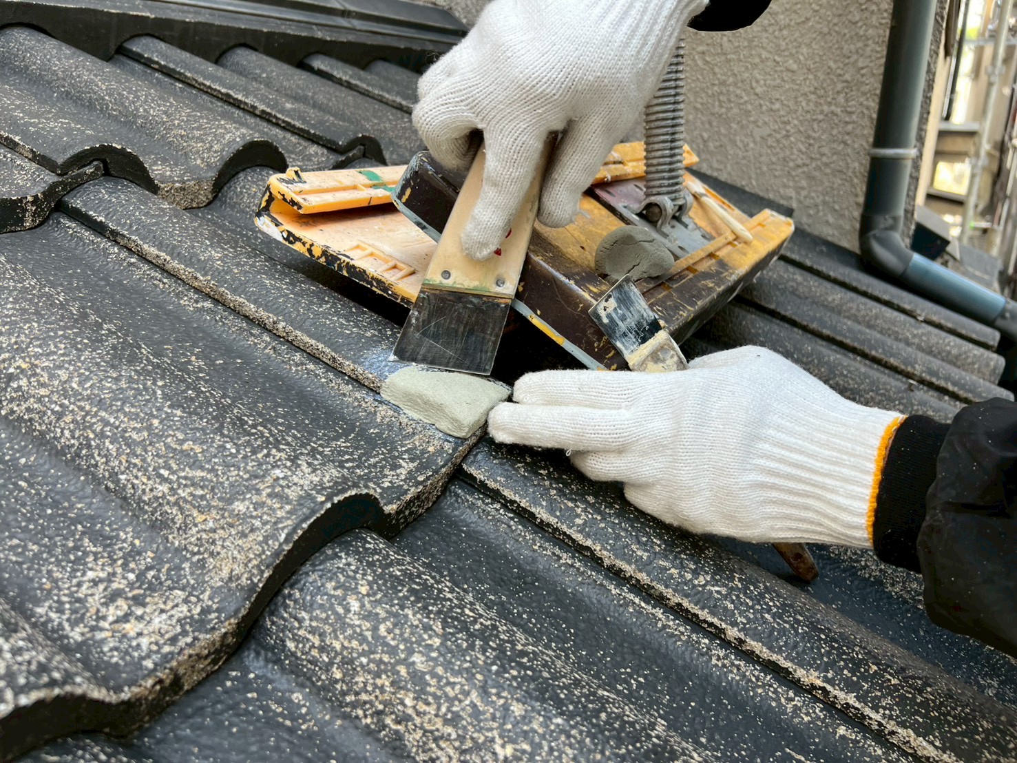 埼玉県三郷市高洲Y様邸 屋根材の欠損部へ補修材を充填して成形する作業
