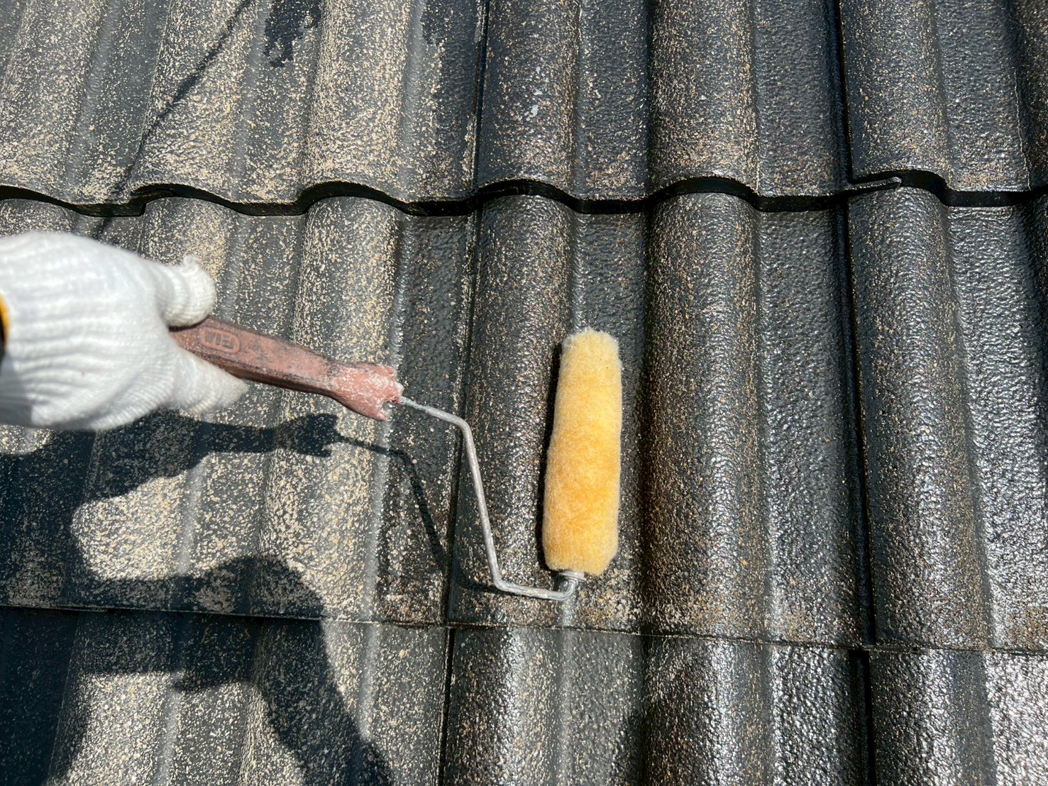 埼玉県三郷市高洲Y様邸 ローラーで進める屋根下塗り塗装