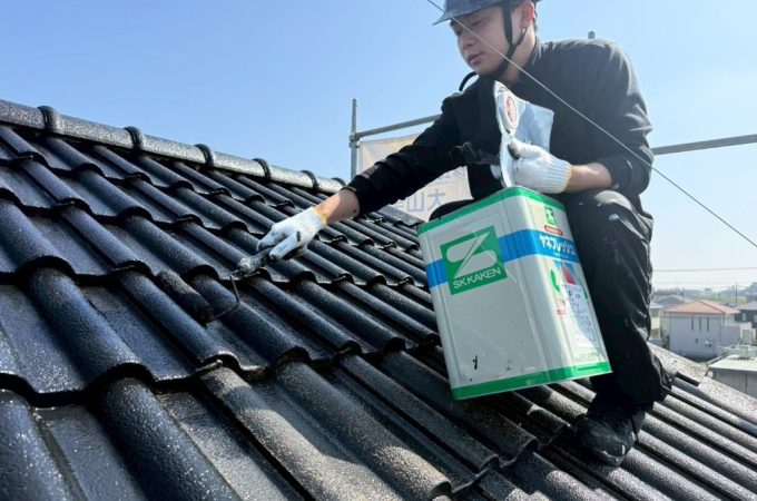 埼玉県三郷市高洲Y様邸 大屋根の中塗り塗装作業