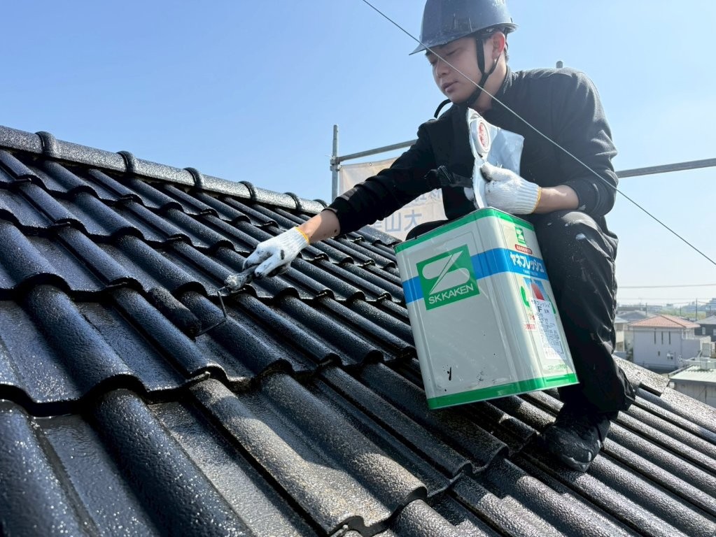 埼玉県三郷市高洲Y様邸 大屋根の中塗り塗装作業